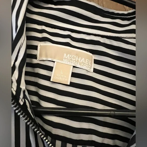 Brand new Michael kors shirt. Tried on that’s it never worn. - Picture 2 of 2